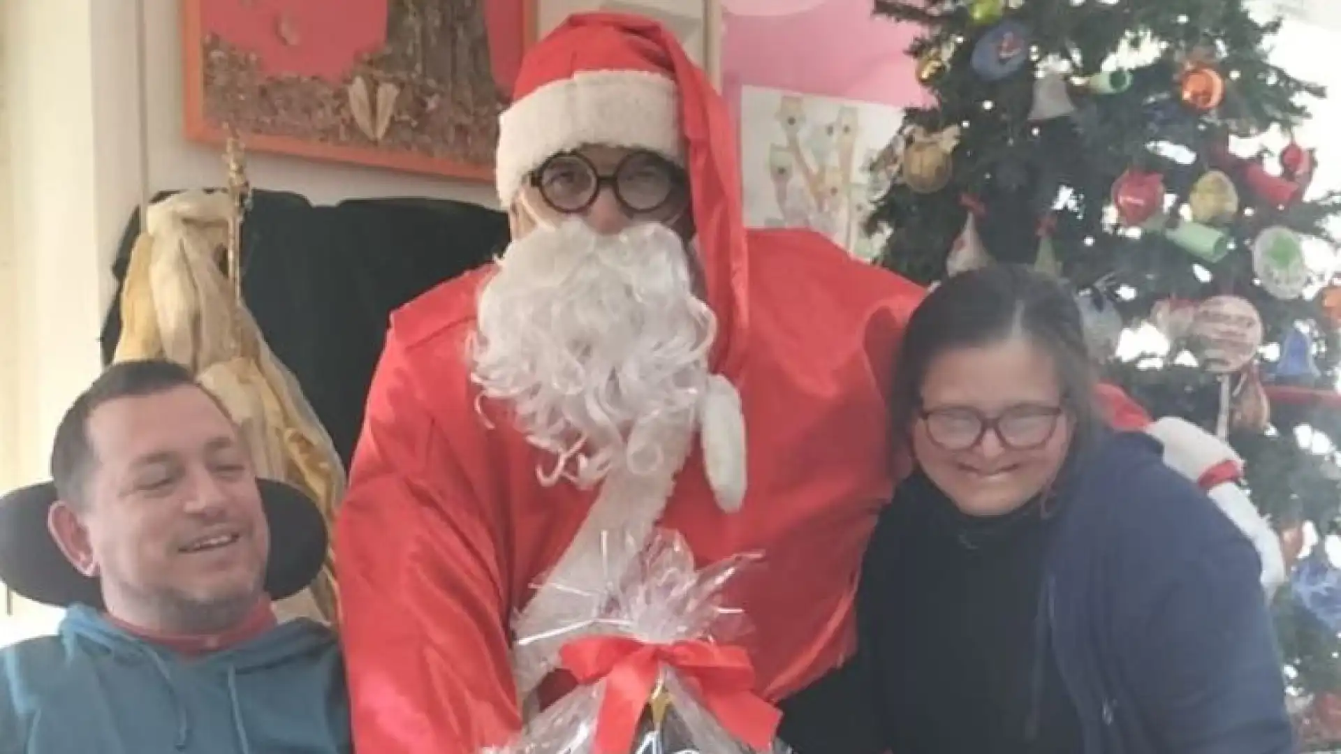 Castel Di Sangro: un Babbo Natale speciale fa visita presso il centro Diurno dell’ANFFAS. Doni per gli ospiti e sorprese speciali.